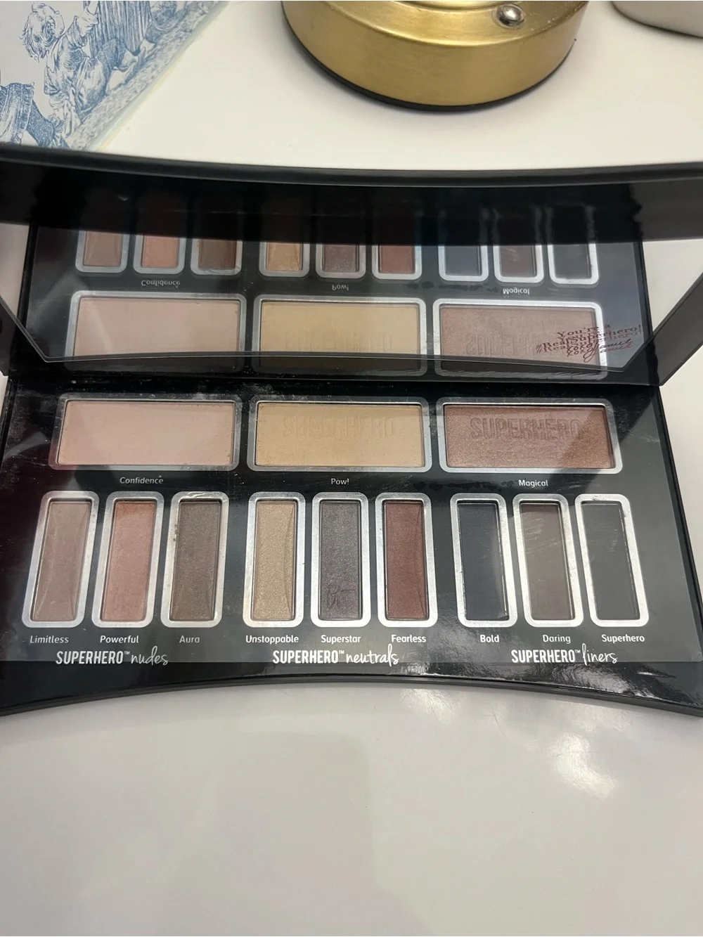 IT Cosmetics Superhero Eyeshadow Palette - Black case GUC